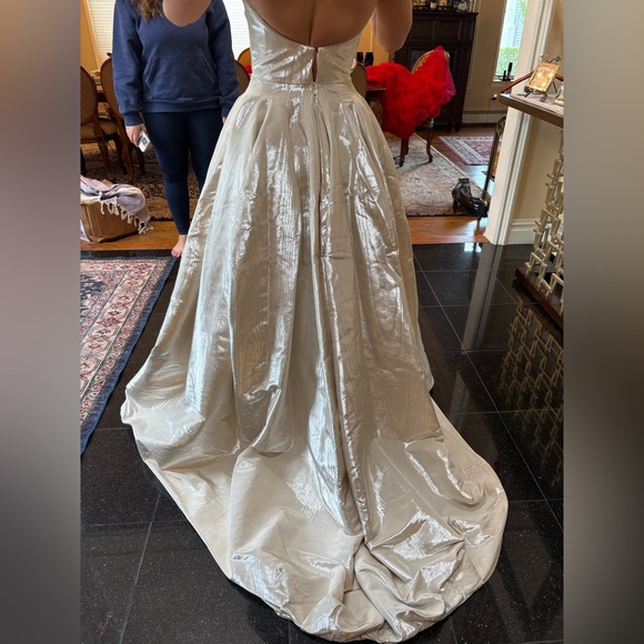 Oscar de la Renta Gown - Picture 2 of 10